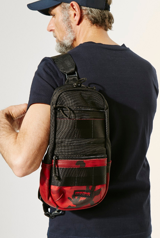 1PIU1UGUALE3 × BRIEFING MINI SLING BAG